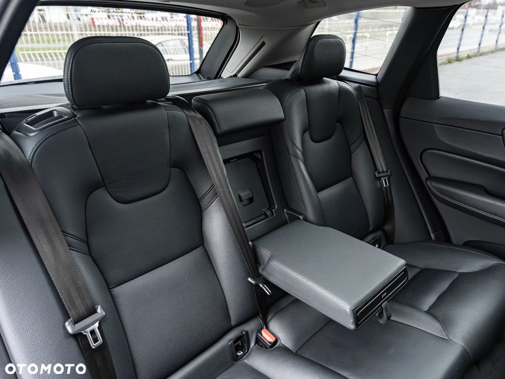 Volvo XC 60 B4 D Plus Dark - 25