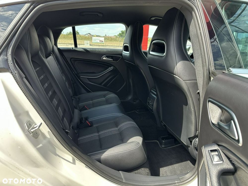 Mercedes-Benz CLA 220 4-Matic Urban - 15