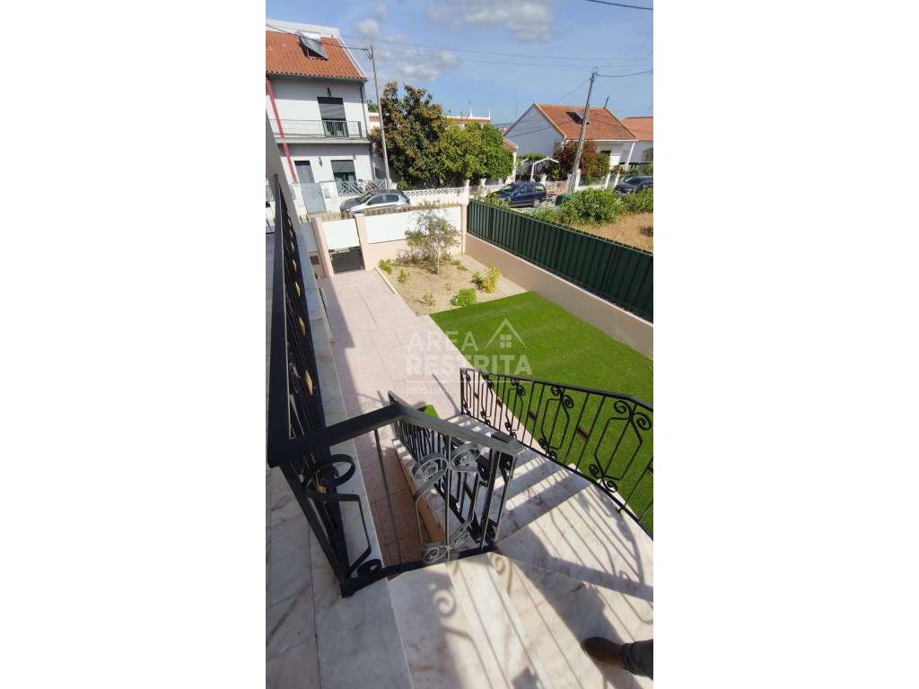 Moradia T2+1, Quinta do Conde - Com enorme potencial de expansão - Grande imagem: 4/35