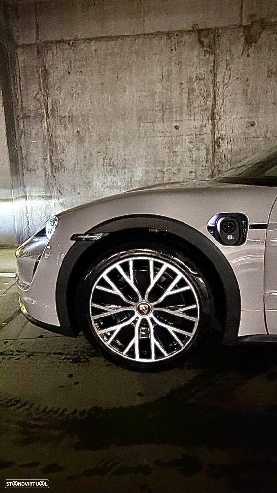 Porsche Taycan Cross Turismo 4 - 5