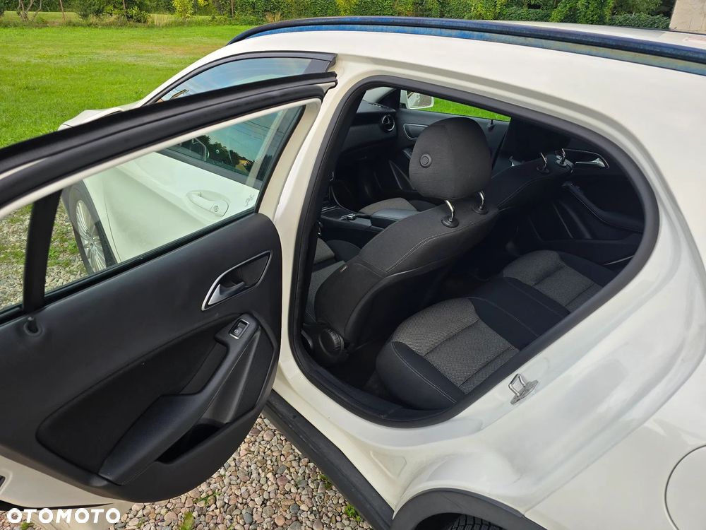 Mercedes-Benz GLA 180 7G-DCT - 16