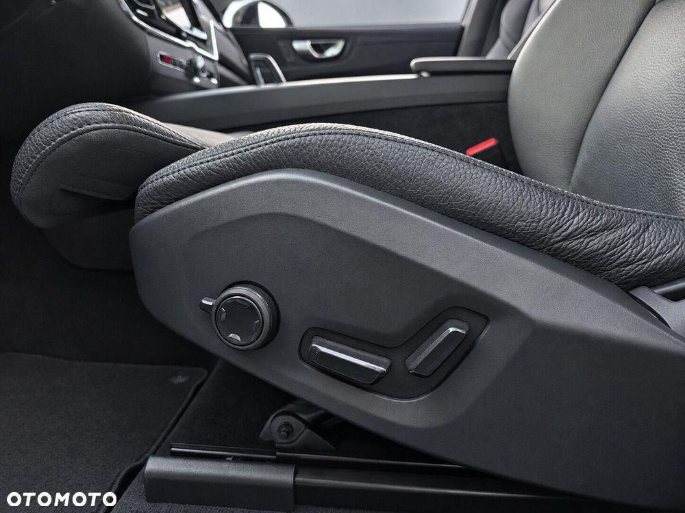 Volvo XC 60 B4 D Plus Dark - 30