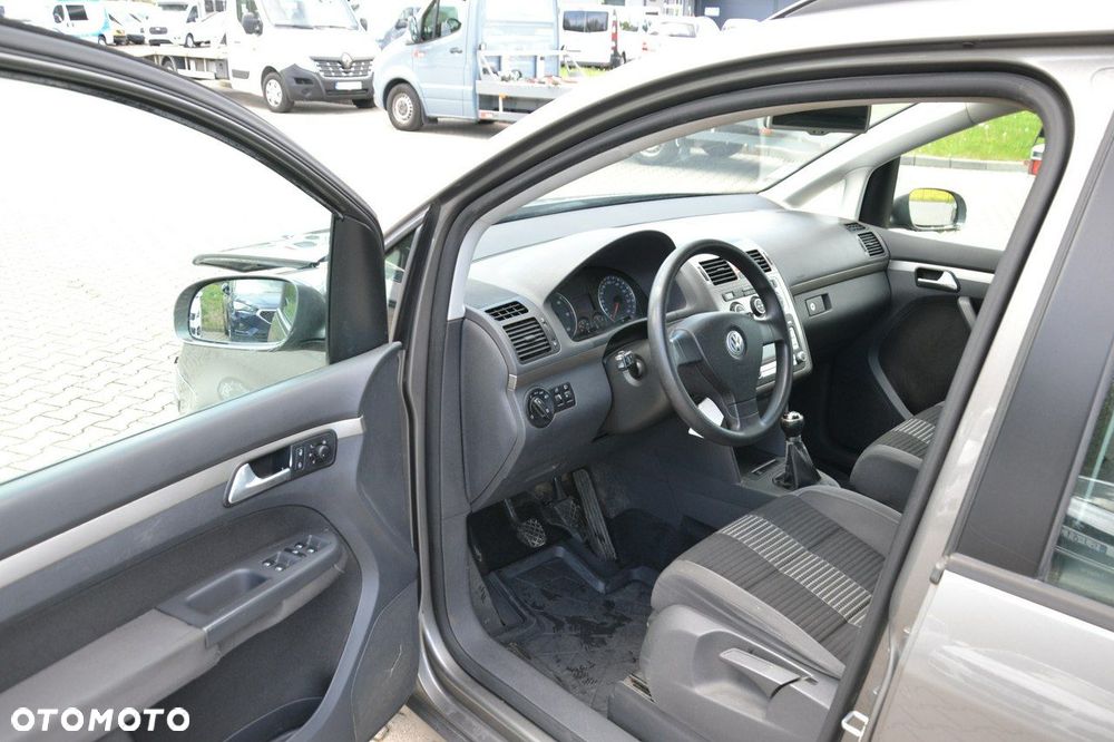 Volkswagen Touran - 14