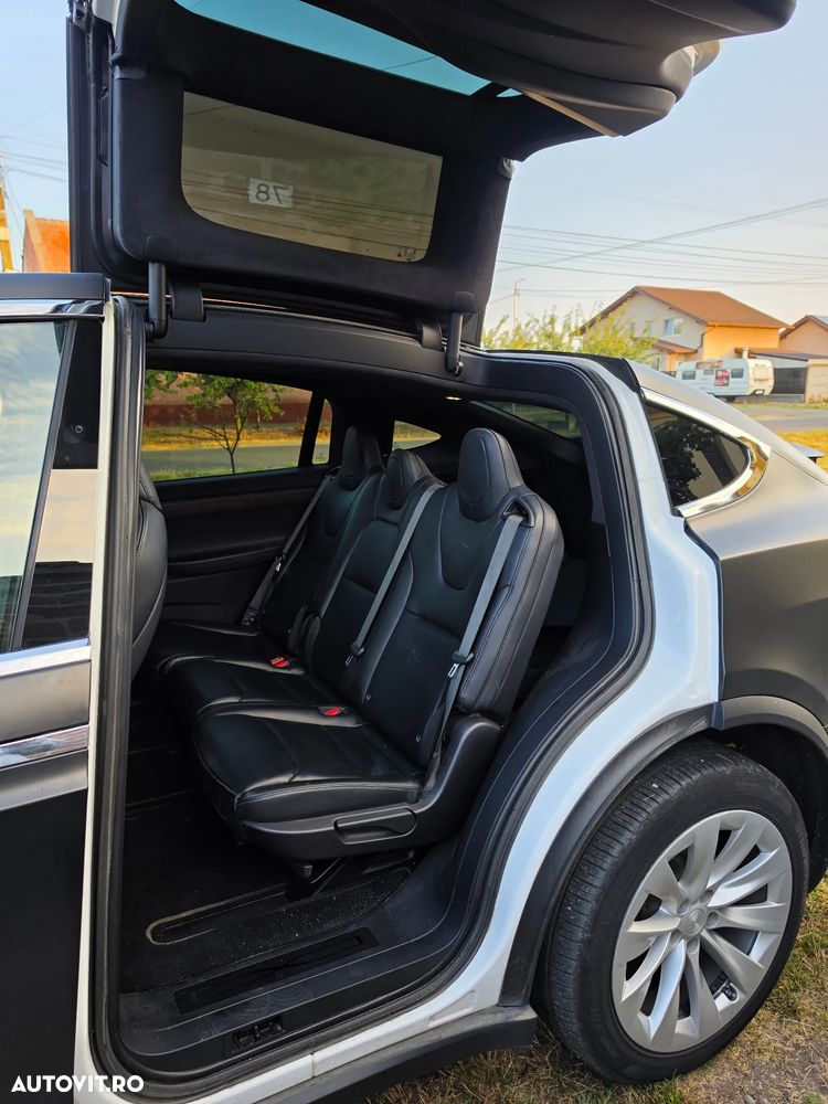 Tesla Model X - 10