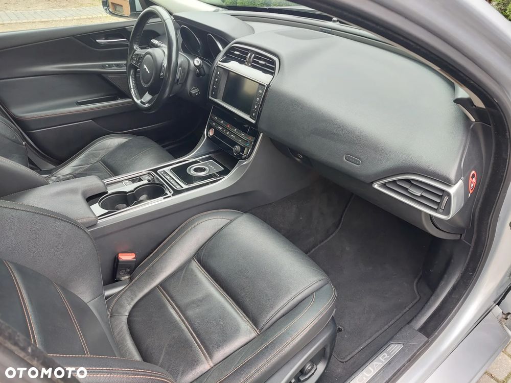 Jaguar XE 2.0 D AWD Prestige - 12