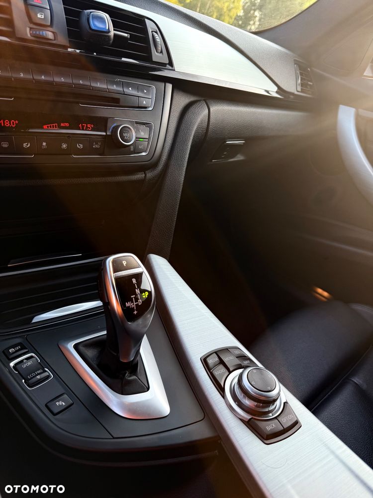 BMW Seria 3 320d xDrive - 32