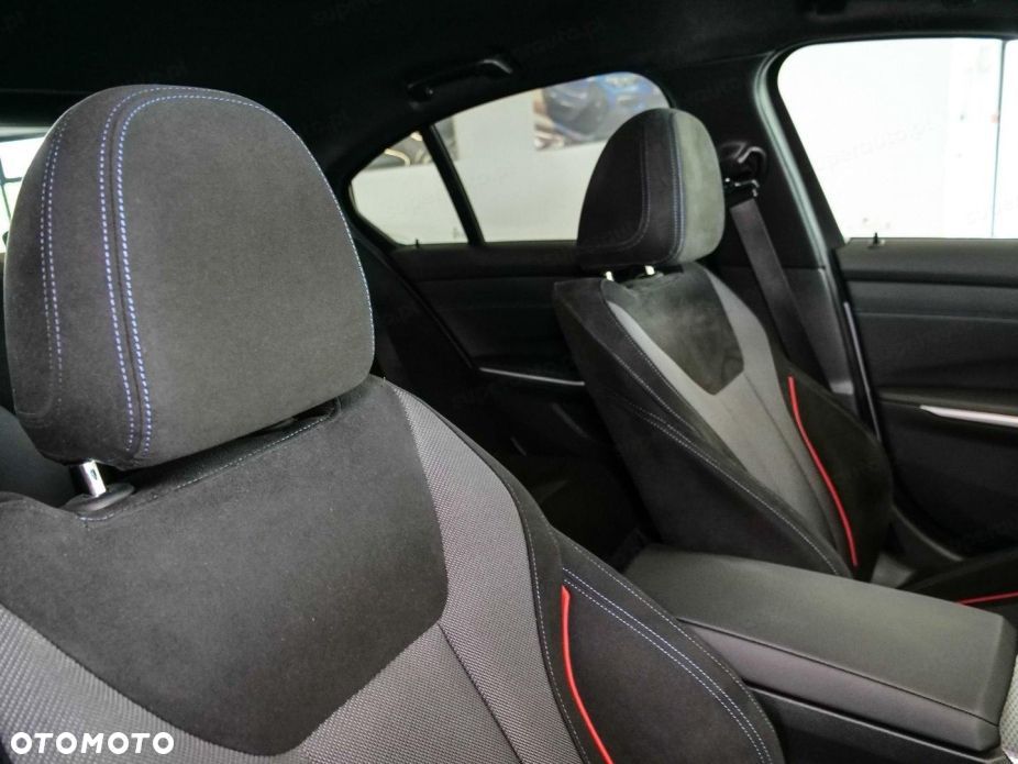 BMW Seria 3 330i xDrive M Sport - 17