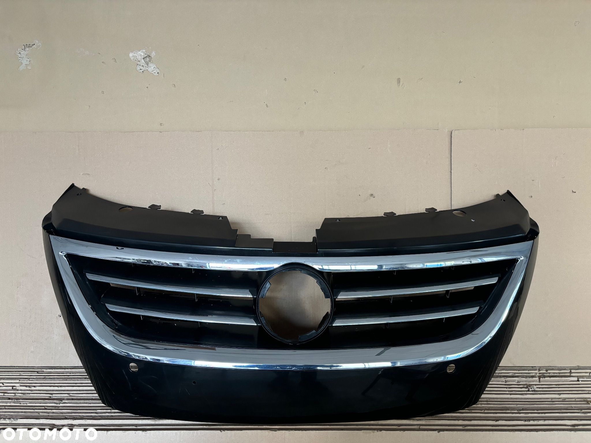 GRILL ATRAPA ZNACZEK VW PASSAT CC LIFT 3C8853653A - 1