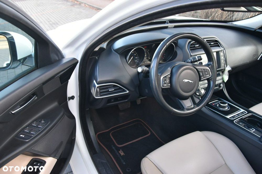 Jaguar XE - 9