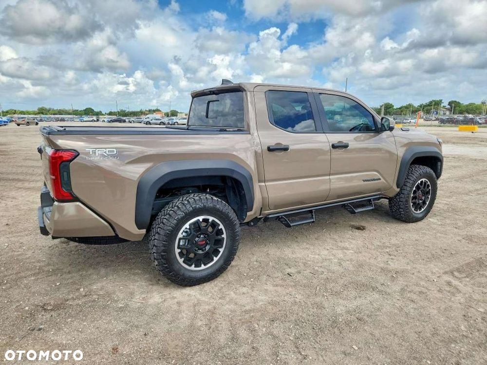 Toyota Tacoma - 4
