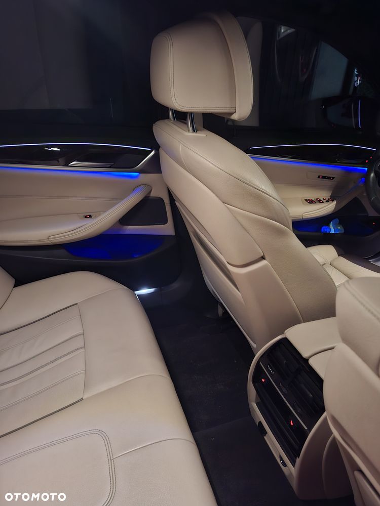 BMW Seria 5 M550i xDrive - 23