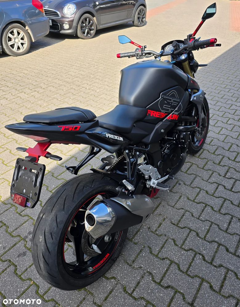 Suzuki GSR - 27