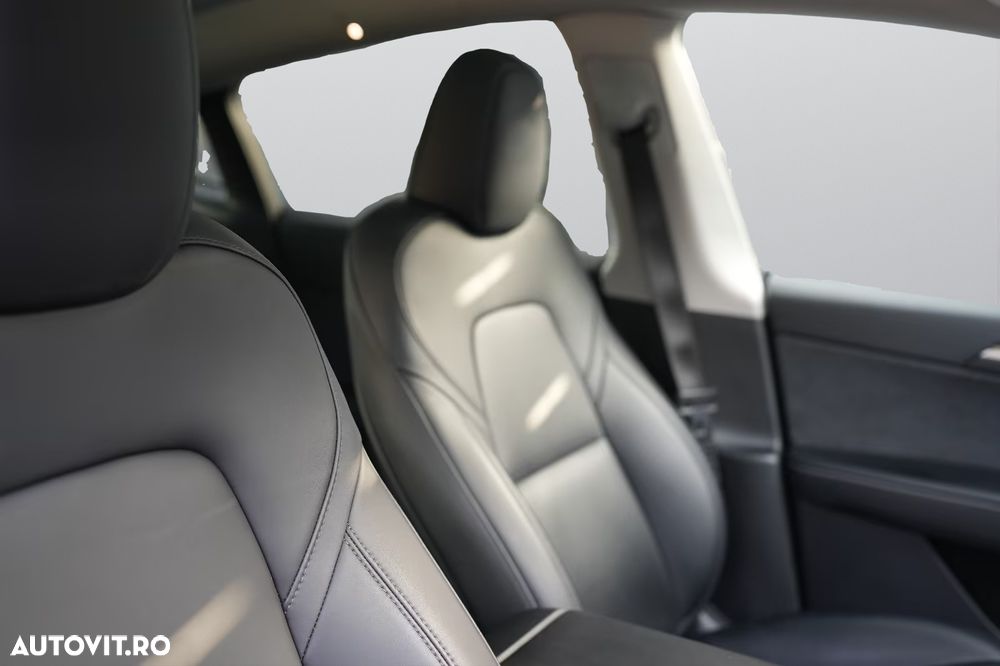 Tesla Model Y Long Range Dual Motor AWD - 14