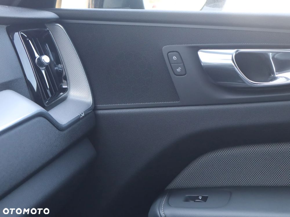 Volvo XC 60 B5 D AWD R-Design - 23