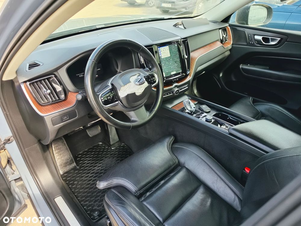 Volvo XC 60 B4 D AWD Plus Dark - 16