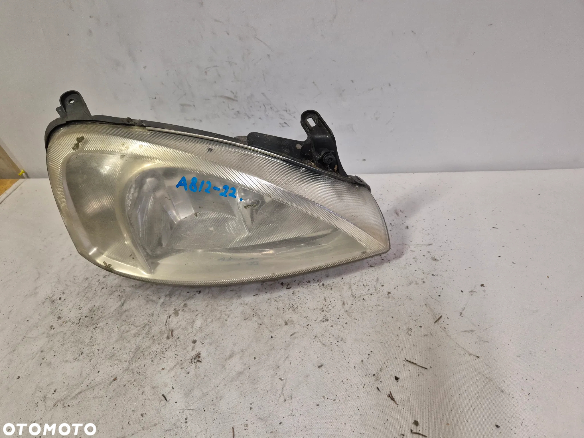 .  PRZOD PRZEDNIA LAMPA PRAWA OPEL CORSA C - 2