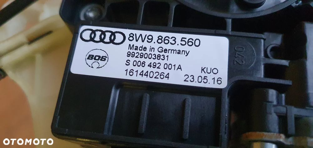 Silniczek mechanizm rolety bagażnika Audi A4 B9 Kombi 8W9863560 - 9