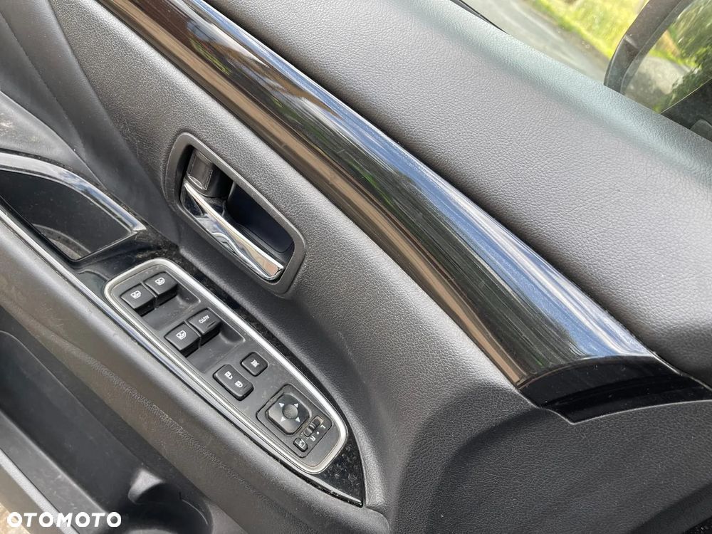 Mitsubishi Outlander Instyle NAVI + - 25