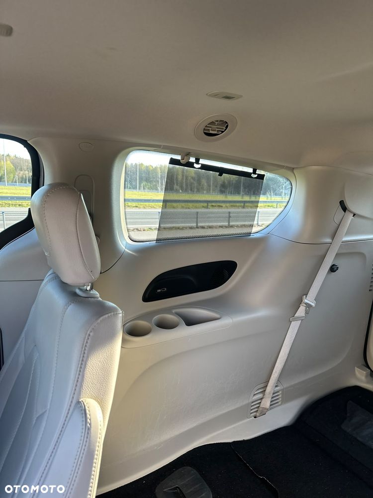 Chrysler Pacifica - 7