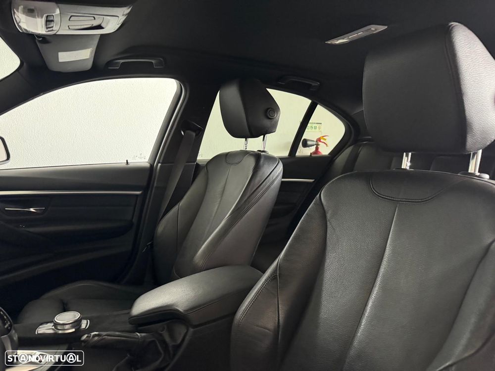 BMW 330 e iPerformance Pack M - 12