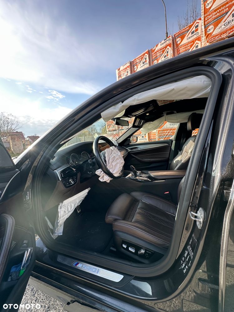BMW Seria 5 M550i xDrive sport - 24