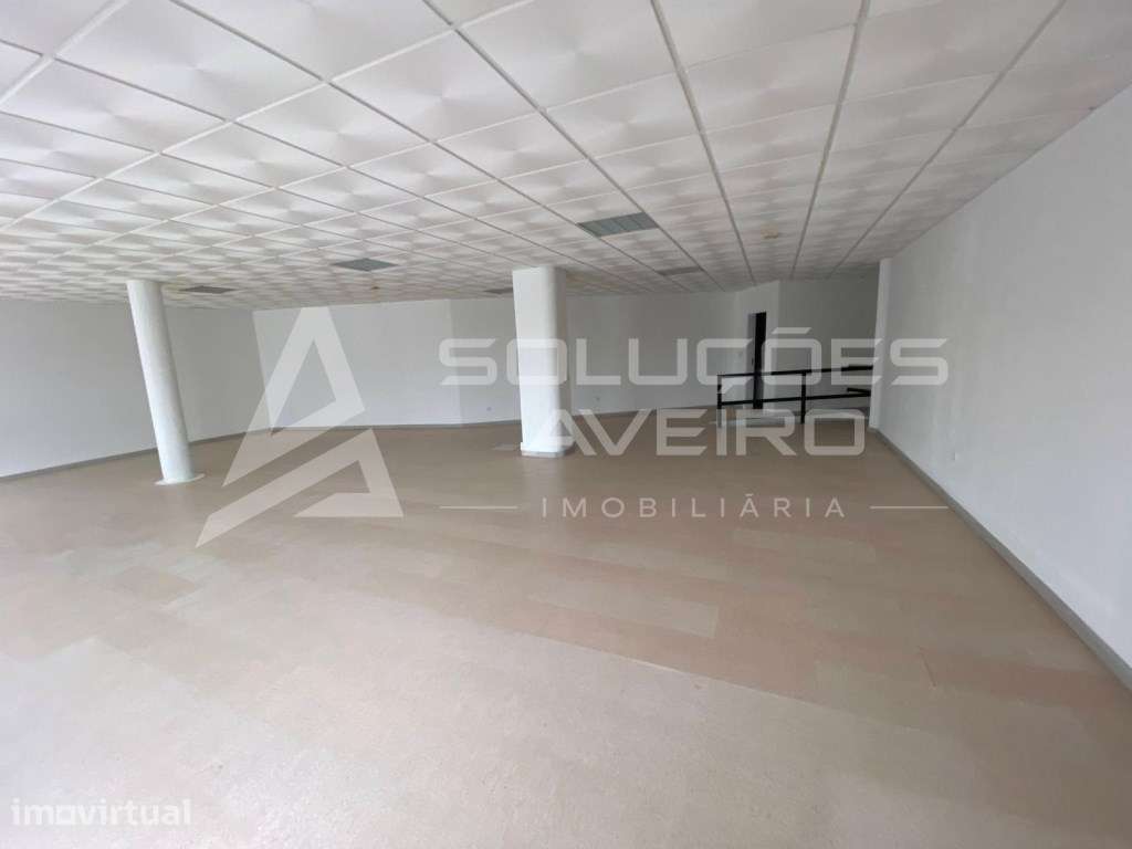 Loja ampla com montra, composta por dois pisos destinado a comercio... - Grande imagem: 2/9