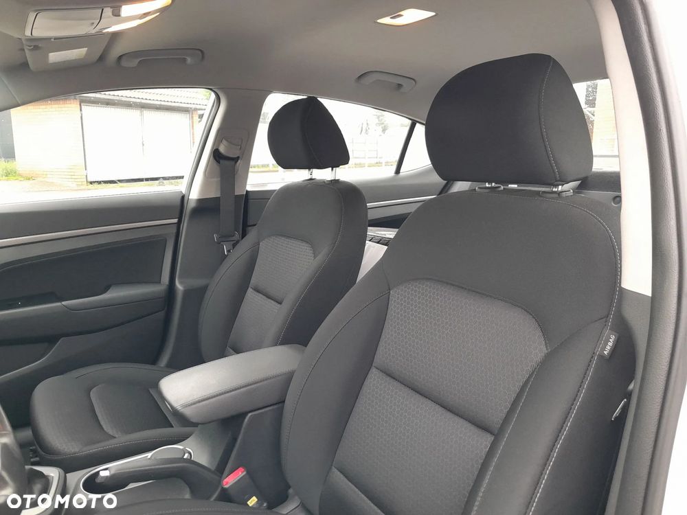 Hyundai Elantra 1.6 Comfort - 11