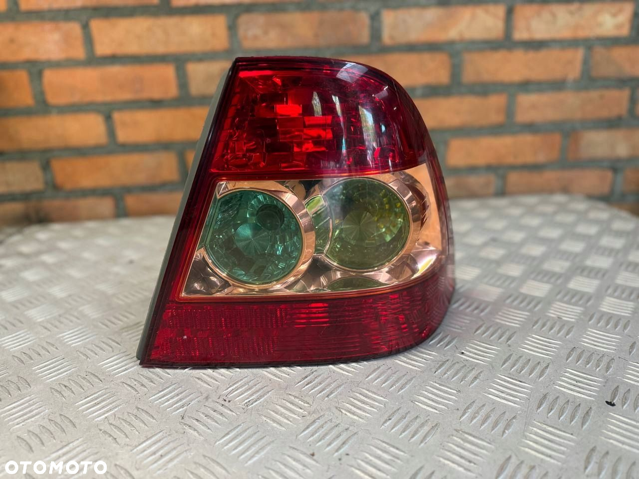 LAMPA PRAWA TYLNA TOYOTA COROLLA E12 SEDAN - 2
