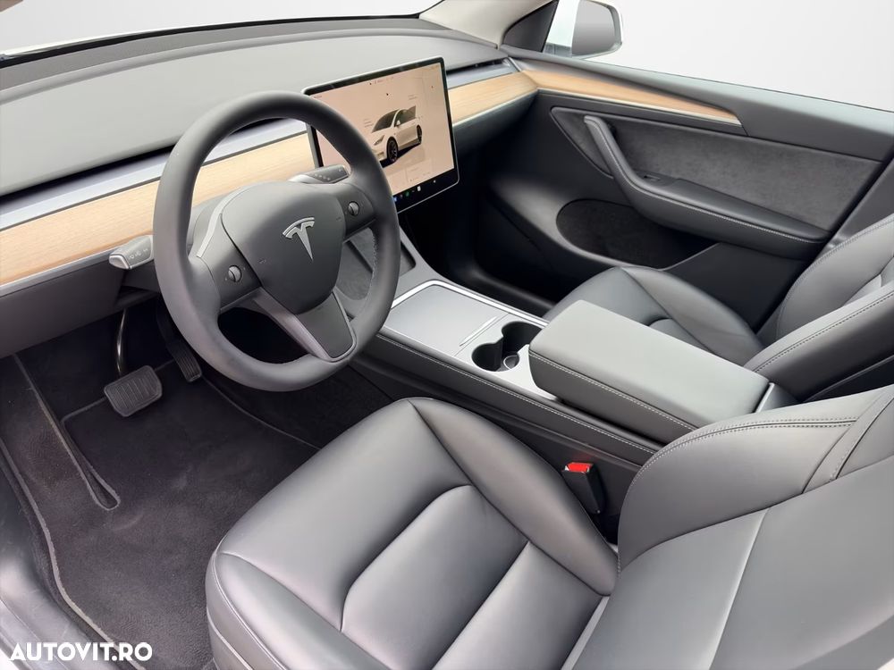 Tesla Model Y - 16