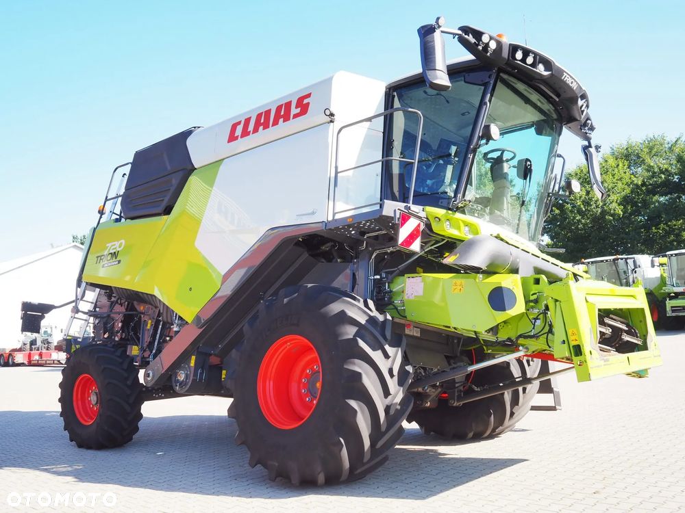Claas Trion 720 MONTANA + V680 - 6
