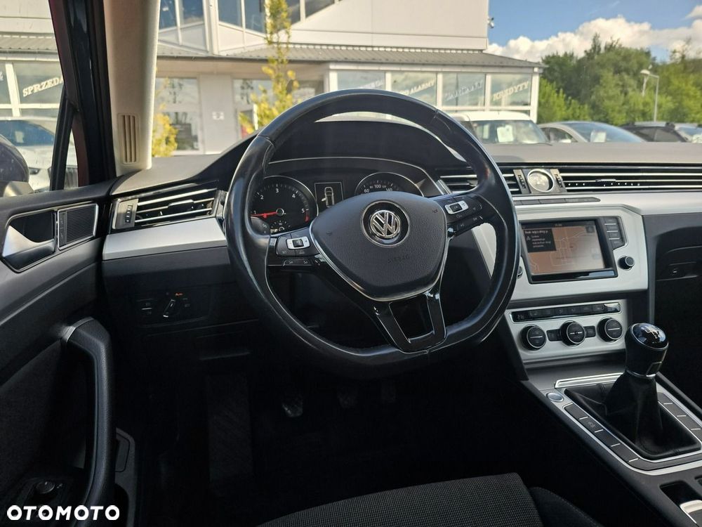 Volkswagen Passat - 12