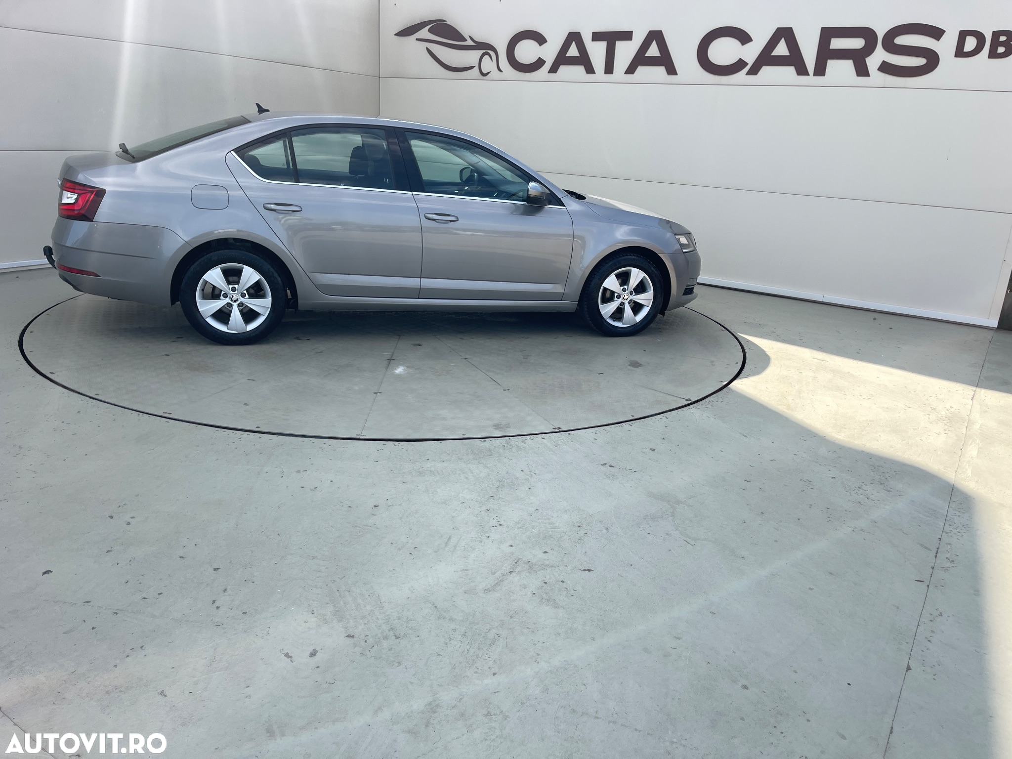 Skoda Octavia 1.6 TDI DSG Style - 16