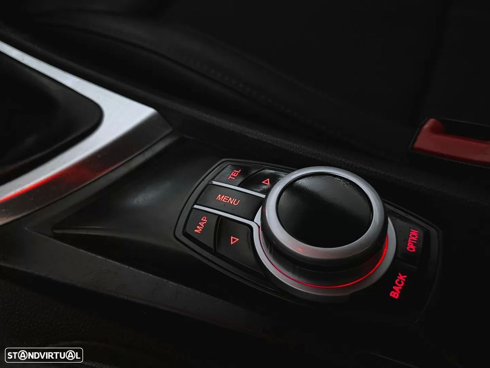 BMW 118 d Pack M - 19