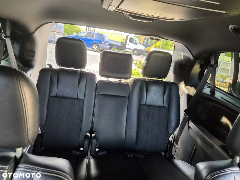 Chrysler Town & Country - 10