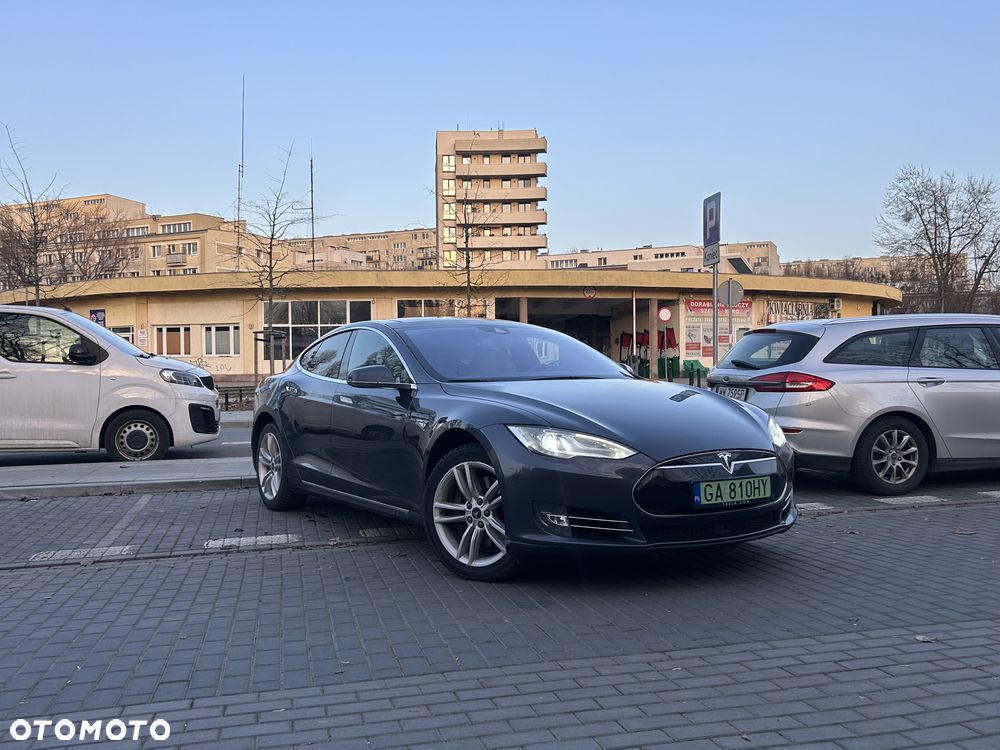 Tesla Model S 85 D - 11