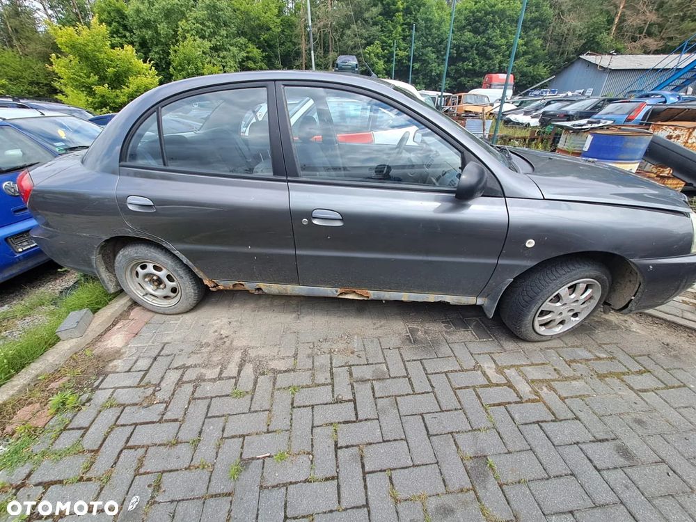 Kia Rio DC (02-05r.) 1.3 B 81 KM. Silnik AUB Skrzynia ETC lakier 1C/A5C .Cały na części.GWARANCJA !!! Przód Tył Zestaw Komplet Drzwi Klapa Zderzak Błotnik Maska Grill Atrapa Szyba Pas Lampa Lusterko Boczki Fotel Kanapa Kokpit Deska Rozdzielcza Przełącznik Włącznik Sterownik Przewody Wiązka Instalacja Moduł Komputer Czujnik Listwa Pompa Alternator Wtryski Głowica Rozrusznik Kompresor Sprzęgło Dwumas Silnik Skrzynia ABS Klimatyzacji Paliwa Wspomagania Kolektor Turbina Przepustnica Zawór Chłodnica Koło Hak Belka Sanki Zawieszenie Mcpherson Półoś Amortyzator Wydech Tłumik Zacisk Most - 4