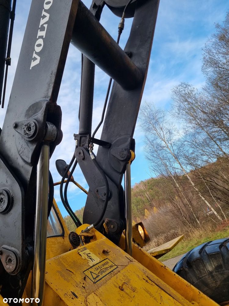 Volvo BM 4400 Ładowarka Fadroma Sprowadzona z Norwegii Widły Łyżka Bocian Wysięgnik! Aktualne badania w DEKRA! Oryginał zadbana Bez luzów i wycieków Potężna Moc. Nie pracowała w Kraju! 6 cylindrów pneumat Hamulec Opony jak Nowe - 15