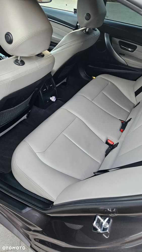 BMW Seria 3 318d Sport Line - 12