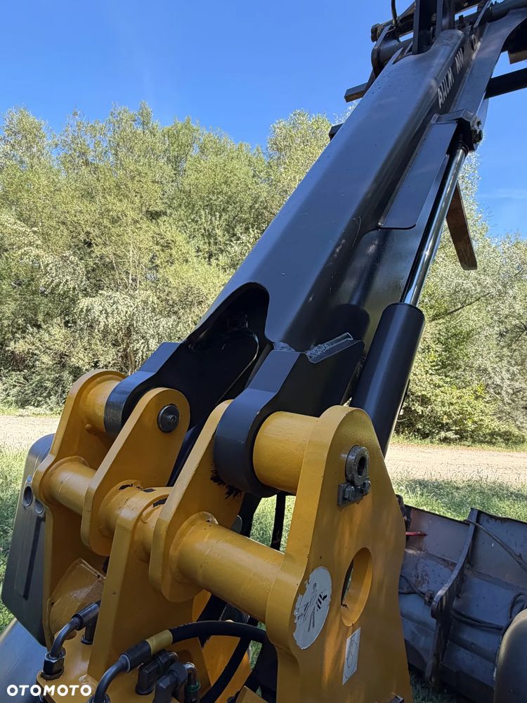 Mecalac AX1000 Ładowarka kołowa łamana 6,5 tony. Udźwig około 3 tony. 2017 rok.  Jak Nowa! Oryginał łyżka KROKODYL otwierana i widły. Mocny silnik DEUTZ 4 cylindry DEUTZ. Zero luzów i wycieków. Aktualne Badania DEKRA BMWT. Wielka Okazja. Maszyna jak nowa z Salonu. 2900 mtg. Pochodzi z Norweskiego urzędu gminy. Dodatkowe linie Hydrauliczne. Szybka wolna Jazda Rewers Hydrostatic. Wersja Norweska Mocne doświetlenie dodatkowe grzanie. kabina Ogrzewana wentylowana! Zmiana Osprzętu Hydrauliczna! pełne sterowanie z dżojstika! Podzespoły pompy suche, czytelne tabliczki! OKAZJA - 36