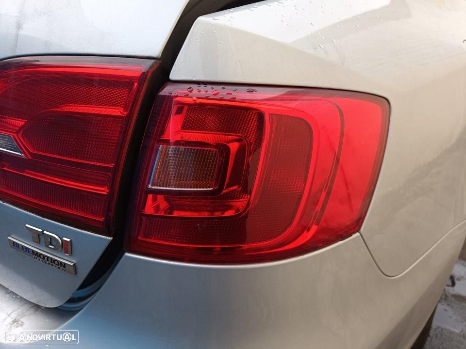 FAROLIM TRASEIRO DIREITO VOLKSWAGEN JETTA VI 162 - 1