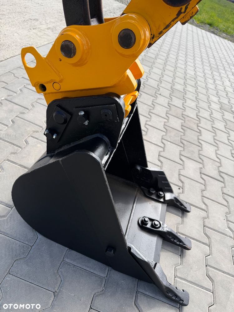 JCB 8026 - 16
