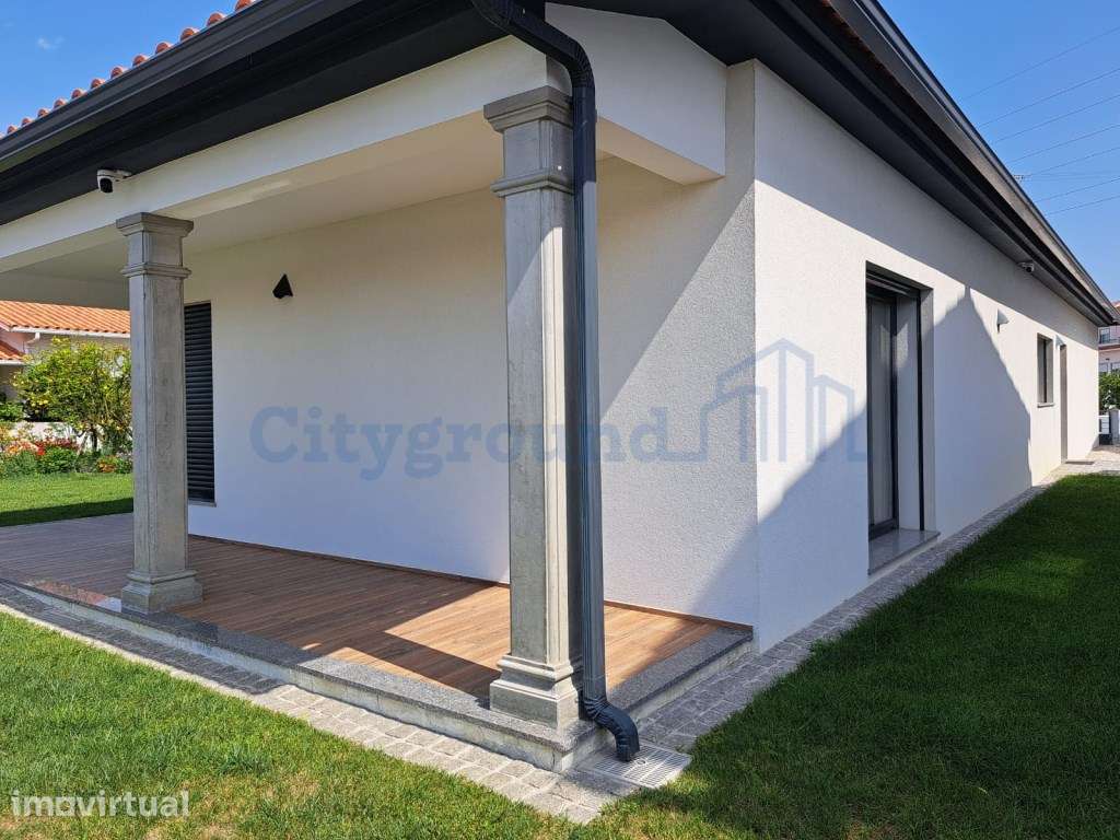 Moradia Contemporânea Térrea Totalmente Autónoma a 2 Minutos da Praia - Grande imagem: 4/36