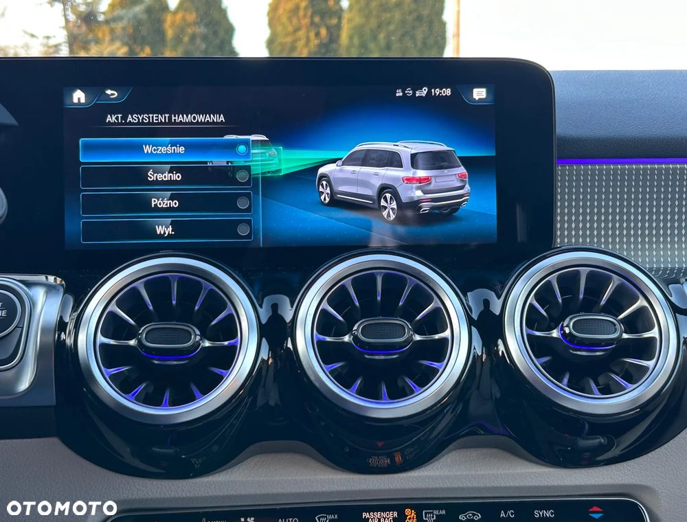 Mercedes-Benz GLB - 23