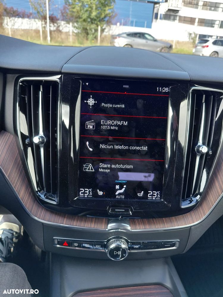 Volvo XC 60 B4 MHEV AT8 AWD Momentum Pro - 11