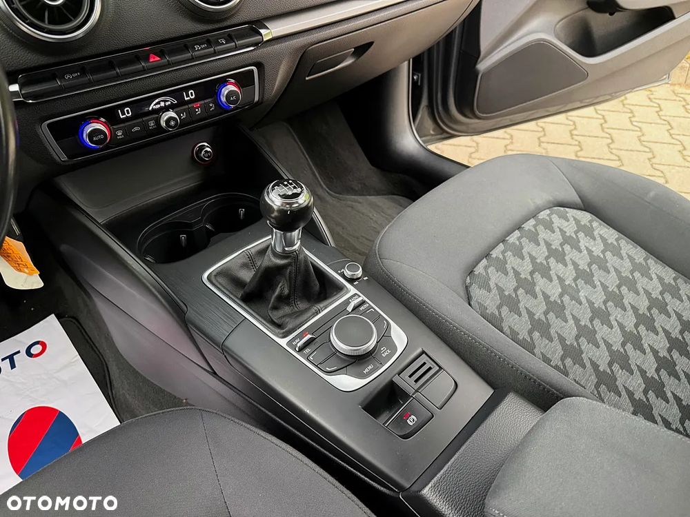 Audi A3 Sportback 1.6 TDI design - 33