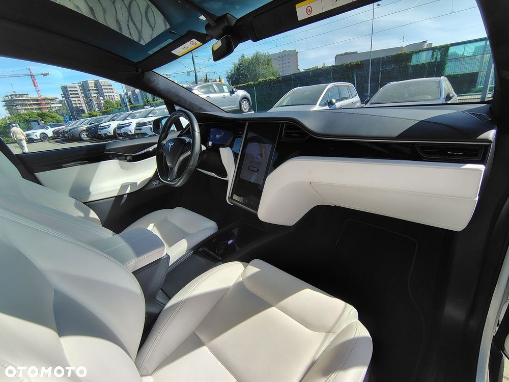 Tesla Model X - 8