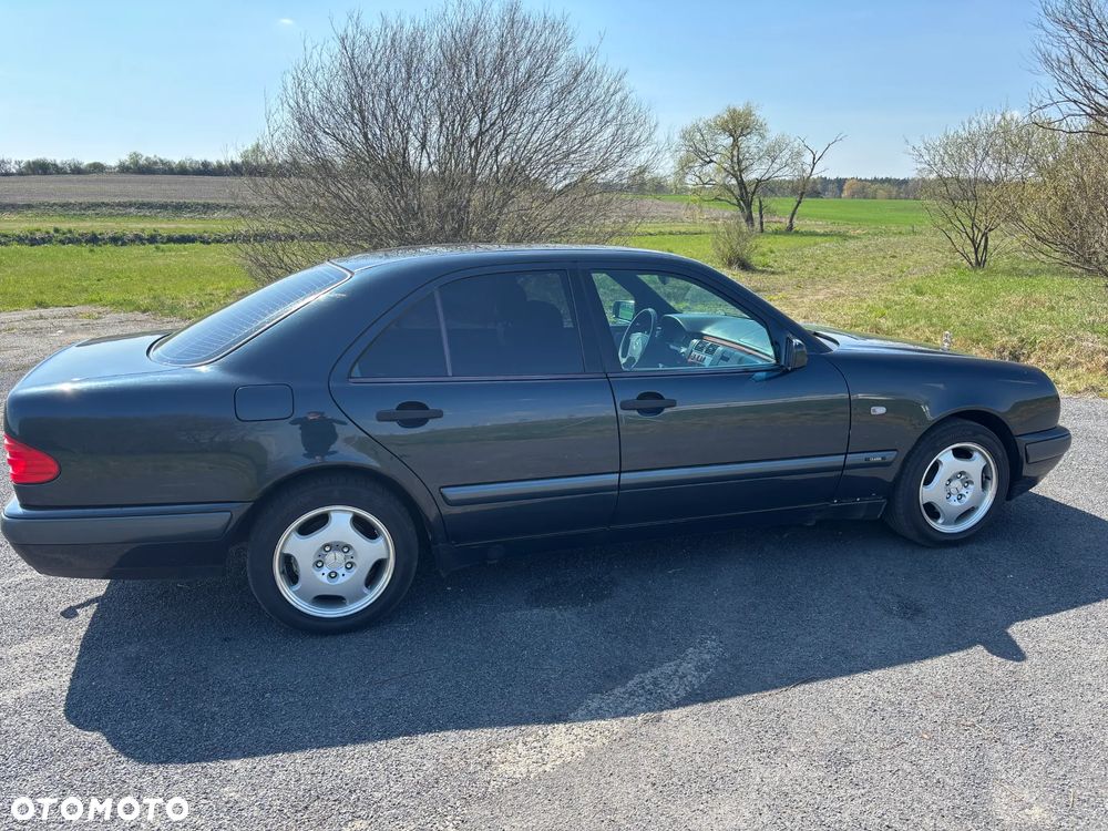 Mercedes-Benz Klasa E 200 - 4