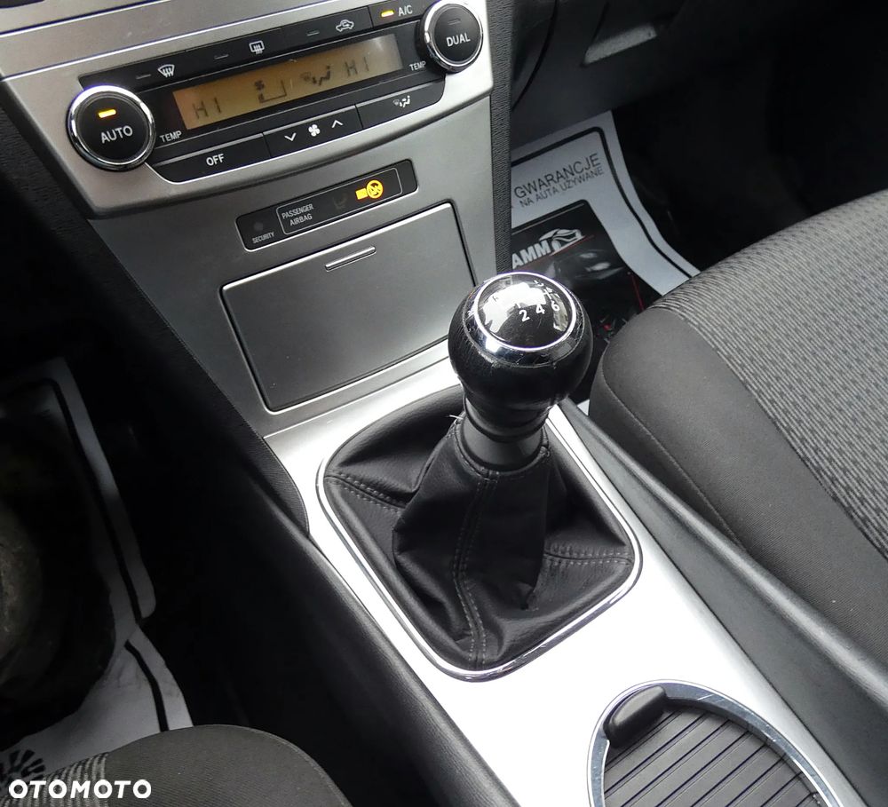 Toyota Avensis 1.8 Premium - 31