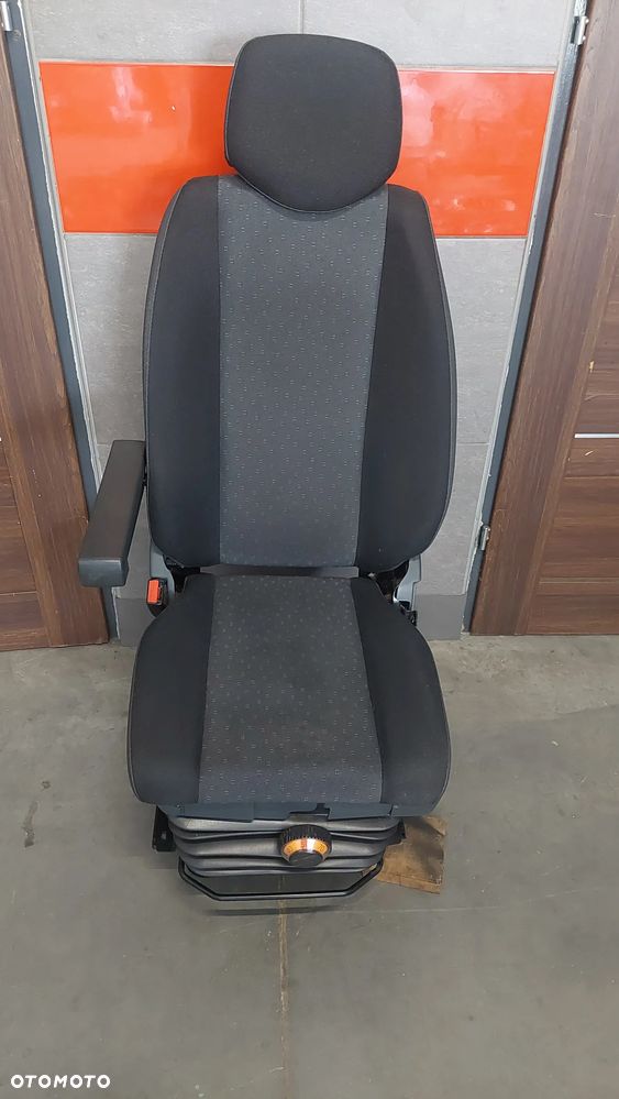 FOTEL PNEUMATYCZNY LEWY KIEROWCY RENAULT MASTER IV R2022 FOTEL FIRMY ISRI