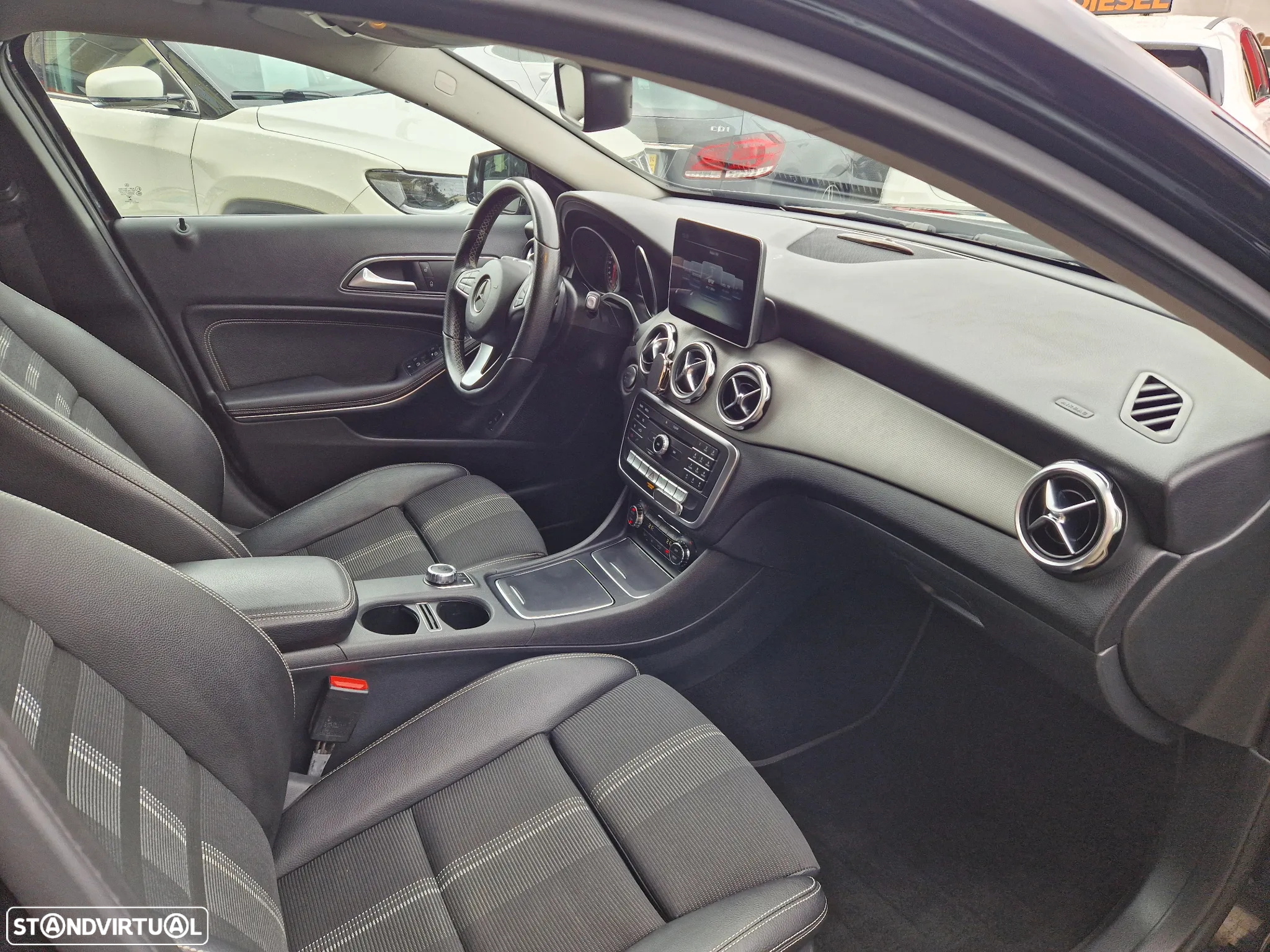 Mercedes-Benz GLA 180 7G-DCT Urban - 11